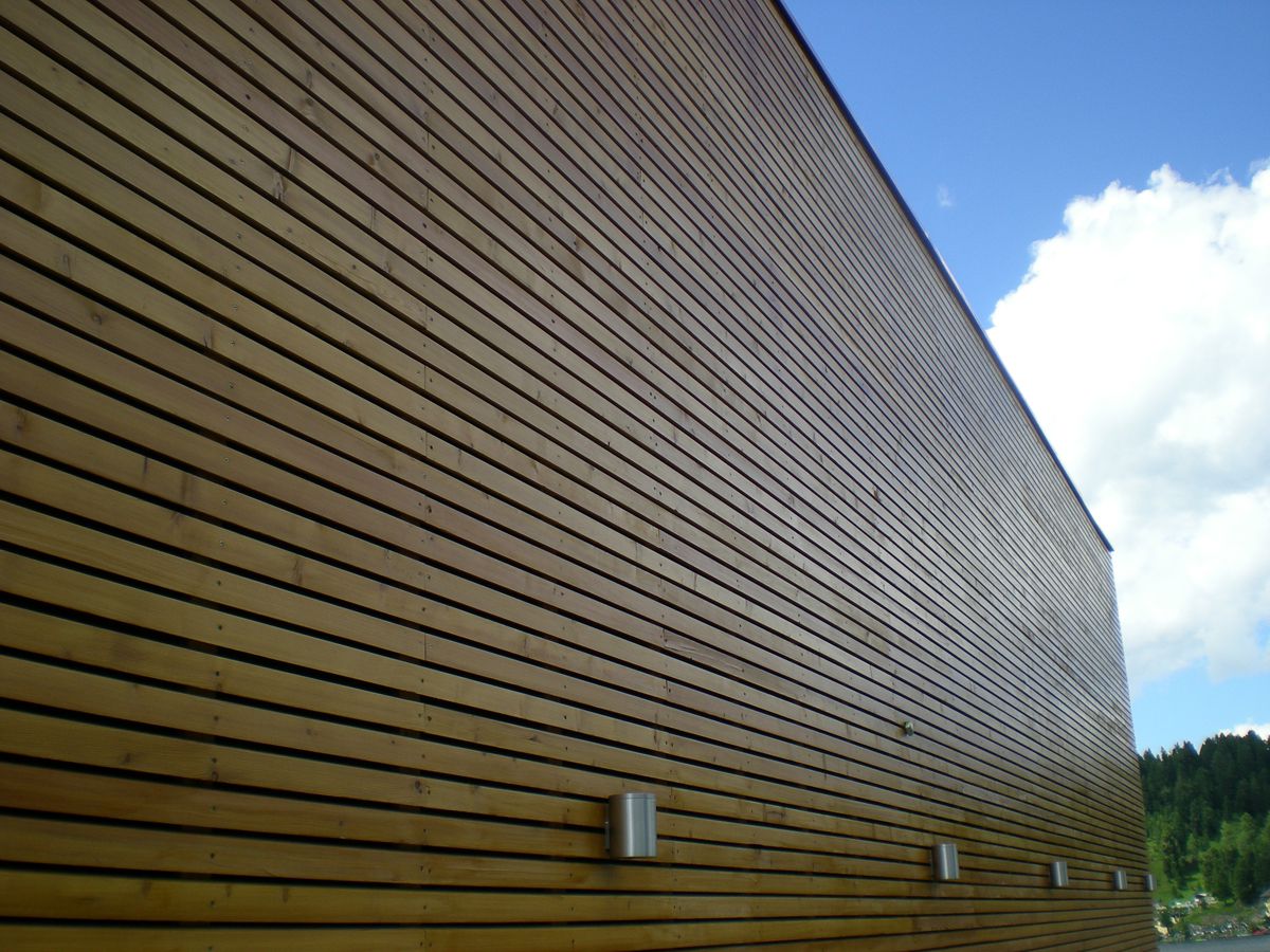 Holzfassade mit Parallelogrammleisten Holzfassade
